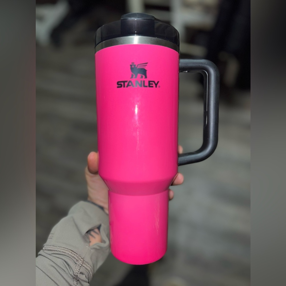 Like new hot pink/black 40 oz Stanley